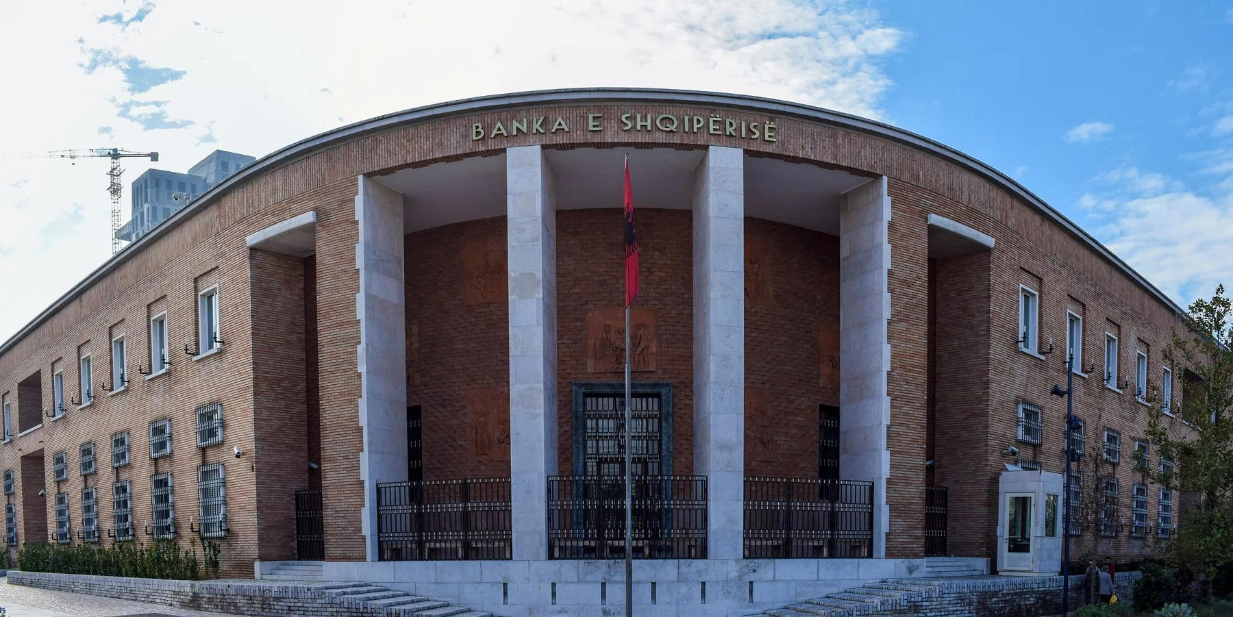Albaniens centralbank i Tirana, en rundad tegelbyggnad med höga vita pelare