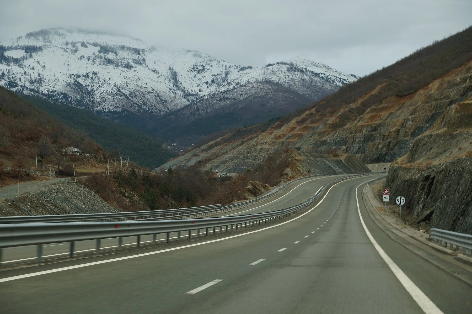 Motorvägen Rruga e Kombit slingrar sig genom Mirditas berg med snö på topparna