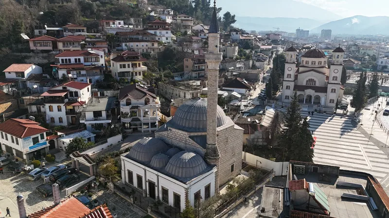 Blymoskén med kupoler och minaret i Berat med den ortodoxa katedralen Sankt Demetrios några kvarter bakom