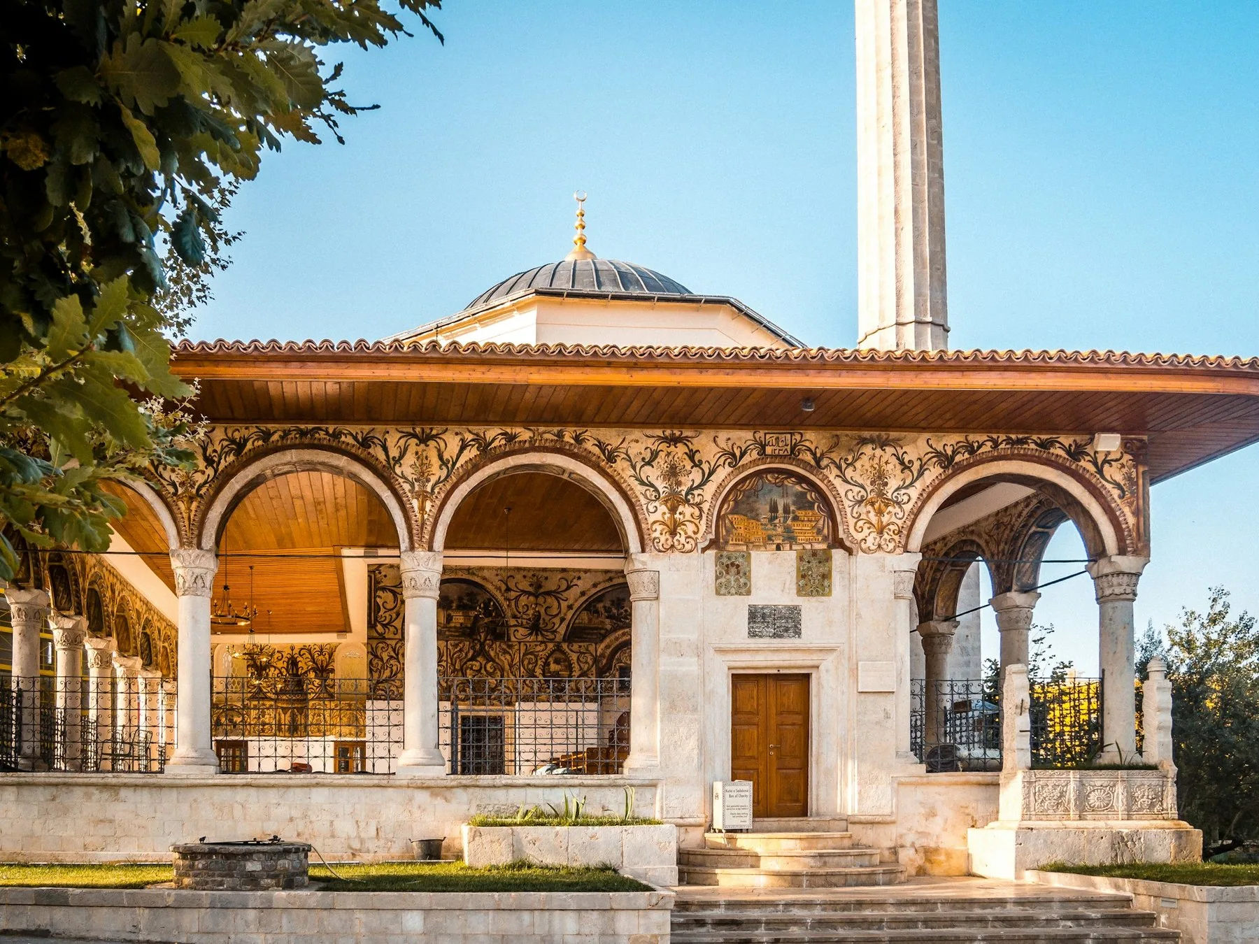 Et'hem Beys moské med målade valv och minaret en solig dag i centrala Tirana