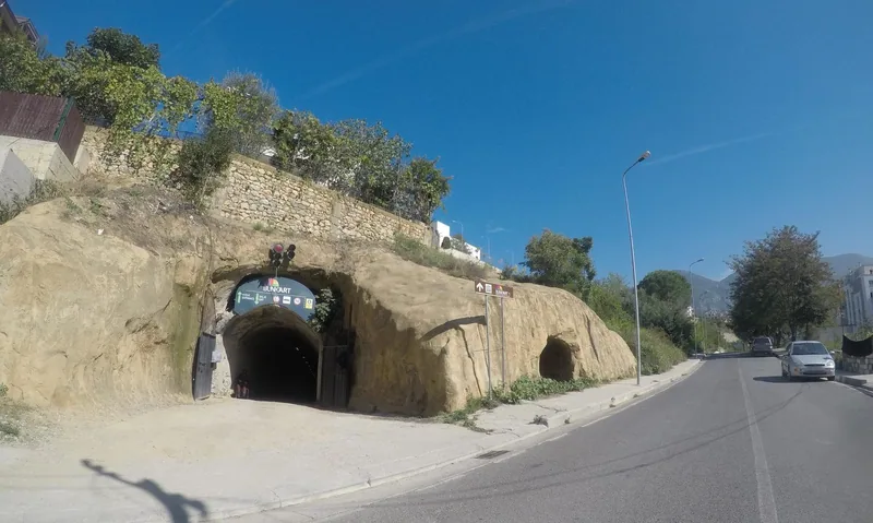 Tunnelingången till Bunk'Art 1 i en gulbrun bergssluttning vid vägen upp mot Dajti i Tirana